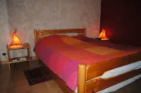 Small Provencal mas in local stone surrounded by nature. Hotels in Monieux
