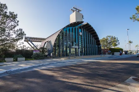 Top Floor Oceanfront Retreat, a Short 3-5 Minute Walk to the Beach Отели в г. Солана Бич