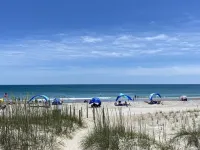 Emerald Isle Oceanside, Walk to Beach, Yard, Bikes, Beach Gear, Near Everything - 2-Star