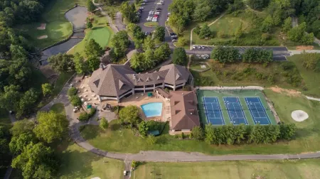 Minutes from Sdc! Fireplace! Scenic Wooded Views! Lake!