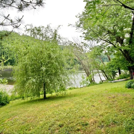River Retreat with private apartment and deck on the beautiful Delaware River