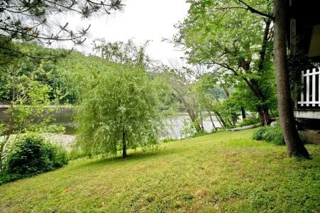 River Retreat with private apartment and deck on the beautiful Delaware River Отели в г. Хантердон