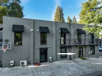 Empire Suite - Industrial modern apt in town