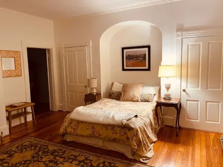 Scarborough Fair walk to downtown two story apt