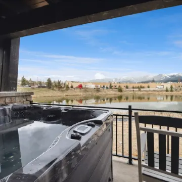 Near GLACIER/ Big MTN SKiing  & DTWN Whitefish! 3Bed/3Bath &HOT TUB w/VIEWS!