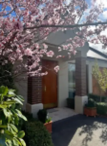 Cosy Country Apartment 8-mins from the City Hotels in 