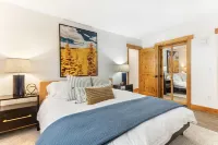 Luxury Vail 3bd/2ba w/ Hot Tub!