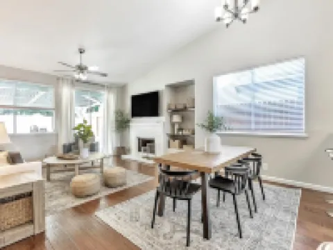 Charming 3-bedroom home, popular Broadstone area, walk to shops & park, WiFi, AC Hoteles en Folsom