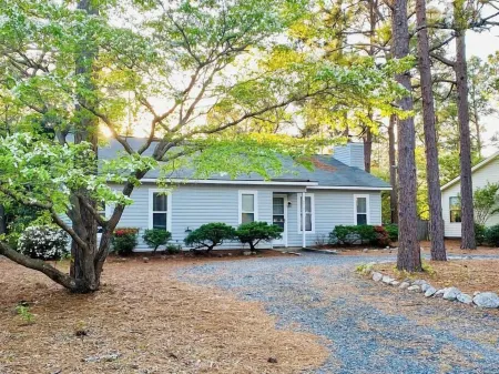 Cozy Pinehurst Retreat w/ Wood Burning Fireplace Отели в г. Пайнхерст