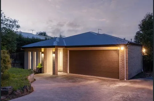 Close to beach, quiet neigbourhood. close to town shops & restaurants