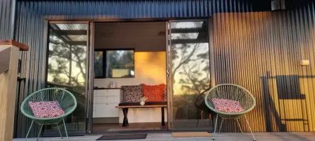 Tiny House/Retreat in Adelaide Hills. Secluded, peaceful, country views. Отели рядом с достопримечательностью «Лонгвью Вайнярд»