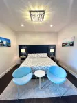 Suite A - 3 minutes walk to Center of Folly Beach, across from beach-1 Room