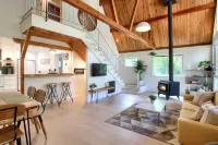 Modern A-Frame next to a creek, minutes to Bass Lake and close to Yosemite