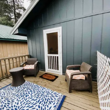 Charming& Cozy Cabin walking distance to downtown and trails