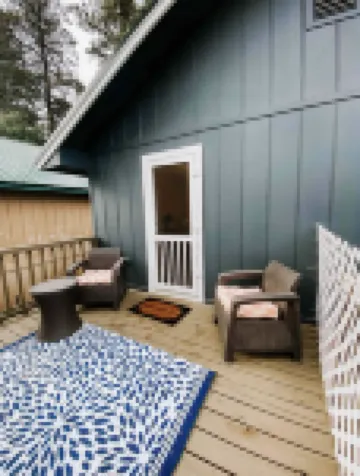 Charming& Cozy Cabin walking distance to downtown and trails