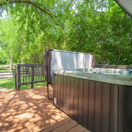 Superb Lake Texoma Home, 4 beds, 2.5 Baths, Hot Tub,1.5 miles to Highport Marina
