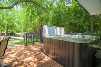 Superb Lake Texoma Home, 4 beds, 2.5 Baths, Hot Tub,1.5 miles to Highport Marina