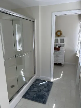 Private Beach on Pond, Linens Included, Kayak & Canoe. All Rooms w/ Pond Views!