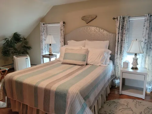 Charming 1 bedroom apartment in welcoming & walkable historic Waterbury Village