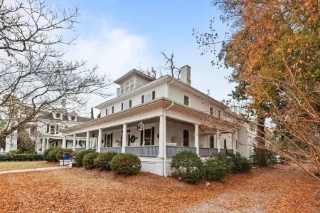 Charming 1-bedroom condo in idyllic Washington~Walk to Waterfront!