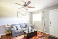 Quaint Gem Apt~Close to Downtown~Queen Bed