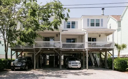 Island House D : Stylish Updated Townhome - Steps to the Beach w/ Pool! Отели в г. Серфсайд Бич