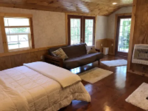 Rivergreen Cottage-"Off The Grid"-WALK TO RIVER!! Solar Powered!