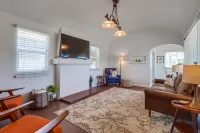 Welcoming bungalow with den, ideal for longer stays, near everything!