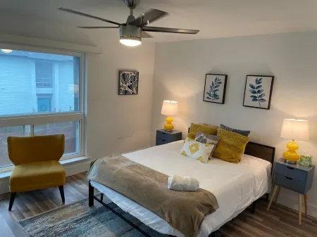 Casa Wooten -Contemporary Condo Отели рядом с достопримечательностью «Microelectronics Research Center Department of Electrical and Computer Engineering»