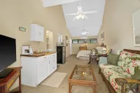 Studio with AC, lanai, and mountain views. Steps from the ocean with beach gear!
