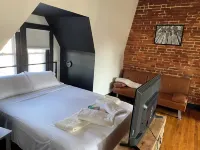 Cozy 1-studio apartment, industrial modern in charming Reading with WiFi, AC
