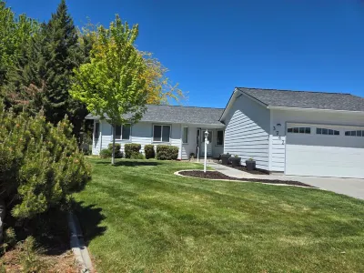 Quiet, super clean, comfortable home on the 11th Tee of a public golf course.