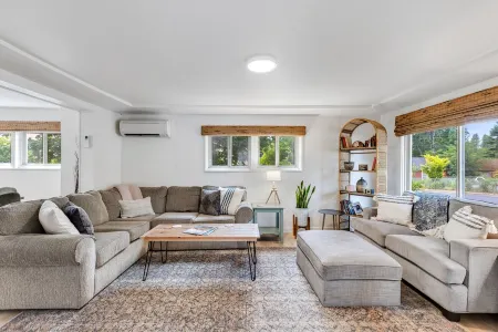 Charming White Salmon Family Home Отели рядом с достопримечательностью «Парк Марина»