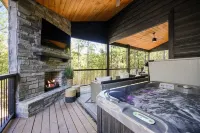 Secluded Luxury Couples Cabin with Hot Tub