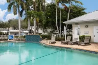 Villa 5 Mins Walk to Img Academy. Sleeps 6. PoolGated and 2 Free Parking Spots Hotels near IMG Academy Golf Club