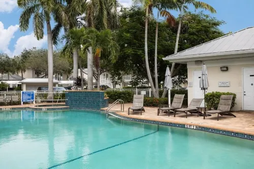 Villa 5 Mins Walk to Img Academy. Sleeps 6. PoolGated and 2 Free Parking Spots