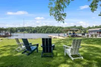 Lakeside Bliss: Spectacular Lake Views and Access!