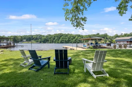 Lakeside Bliss: Spectacular Lake Views and Access! Отели в г. Кэрролл