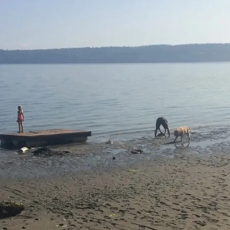 Charming beachfront 1-bedroom cottage near Langley, Whidbey Island Washington.