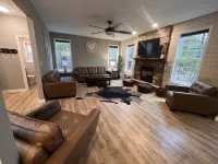 Lake view 4-bedrooms house for 12 people in gated community in peaceful Pocono