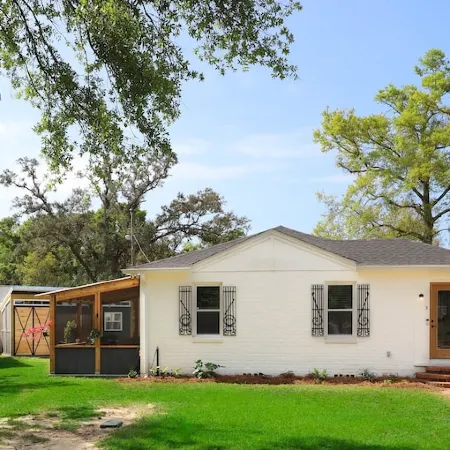 Navy Point Home and Game Room, Near Nas & Downtown