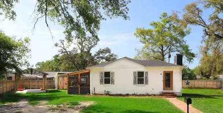 Navy Point Home and Game Room, Near Nas & Downtown