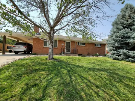 HOT TUB, 420 FRIENDLY, RV PARKING & GREAT LOCATION Отели рядом с достопримечательностью «Packy Romans Park»