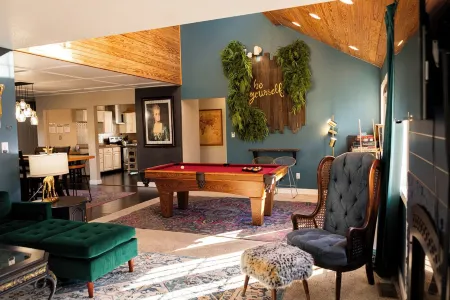 3+ acre Home: Pool Table, Putt-Putt, 4 miles to Downtown and SEMO, Summer Pool Отели в г. Кейп Джирардо Тауншип