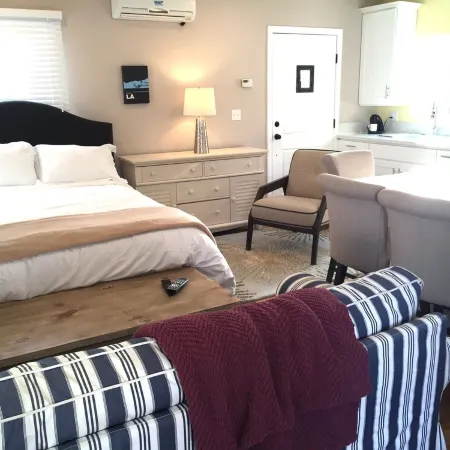 LONG TERM - EXTENDED STAY -- Free-standing Modern Studio. Free Parking