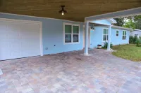 Modern pet-friendly home 5 minutes from Okaloosa Island and beach.