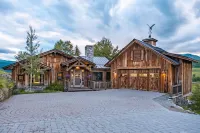 Fox Trot Cabin- On Mountain, Fabulous Views, Hot Tub, Walk to Ski Lifts