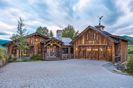 Fox Trot Cabin- On Mountain, Fabulous Views, Hot Tub, Walk to Ski Lifts Отели в г. Маунт Крестед Бьютт