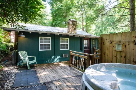 The Tree House, Vintage Mountain Retreat