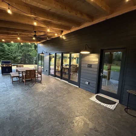 Modern House at Easy Street on the River- Large sports field and River Access!